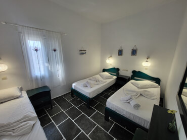 Room with 3 beds