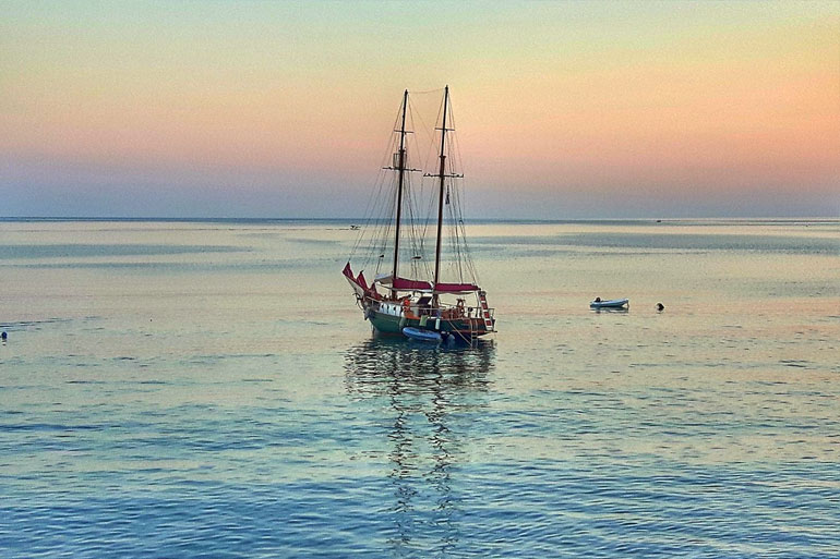 Leloudo sailing in Milos